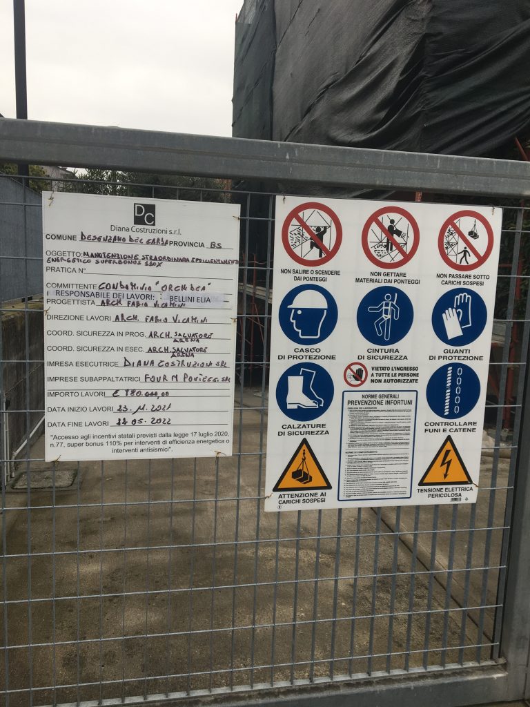 I cartelli di cantiere di edificio riqualificato con Superbonus 110%
