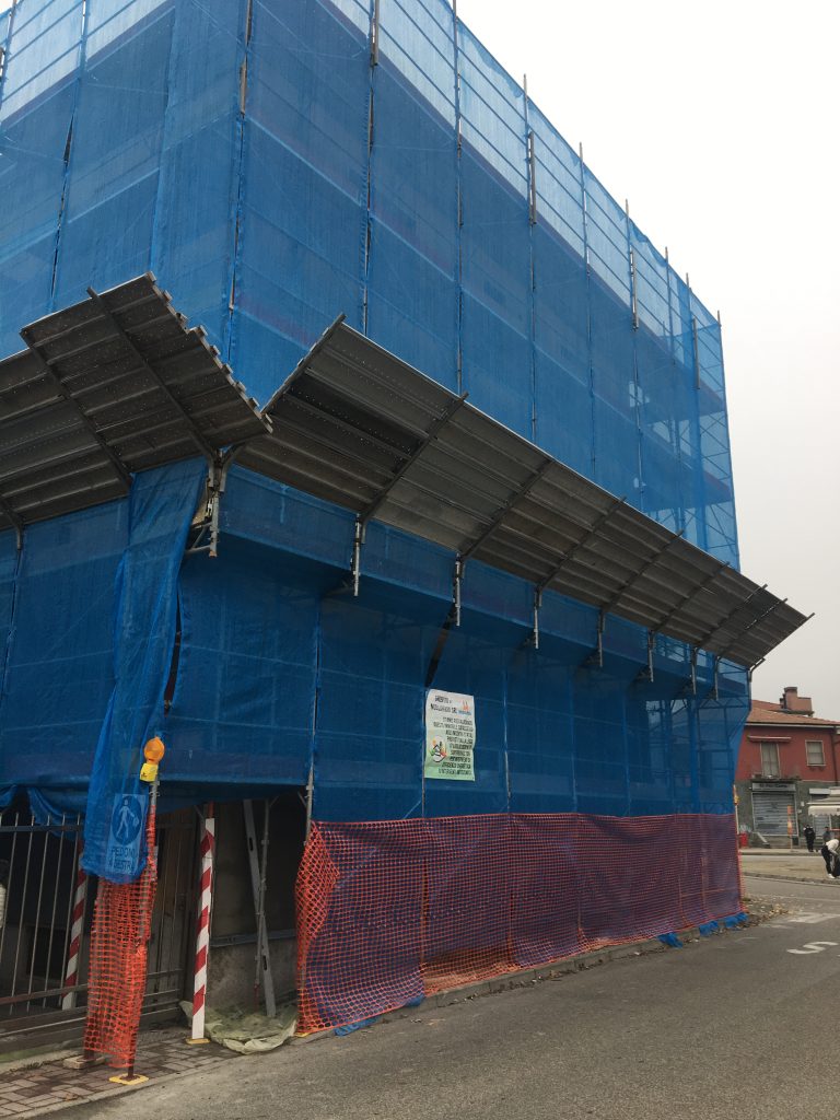 Un ponteggio di un cantiere seguito da Design Valley a Pieve Emanuele